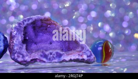 Quarzo blu con cristalli scintillanti e palline di vetro Foto Stock