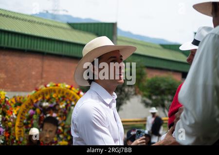 Medellin, Colombia. 7 agosto 2023. Il sindaco di Medellin, Daniel Quintero Calle, partecipa alla parata di Silleteros della Feria de las Flores di Medellin in Colombia, il 7 agosto 2023. Foto di: Jessica Patino/Long Visual Press Credit: Long Visual Press/Alamy Live News Foto Stock