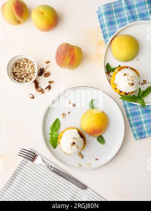 Pesche grigliate con strisce. Pesche grigliate con strisce. Con gelato. Vista dall'alto Foto Stock