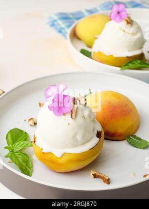 Pesche grigliate con strisce. Pesche grigliate con strisce. Con gelato. Foto Stock