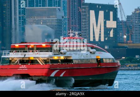 Il traghetto turbogetto di Macao e il nuovissimo museo M+ di cultura visiva di Hong Kong, Victoria Harbour, Hong Kong, Cina. Foto Stock