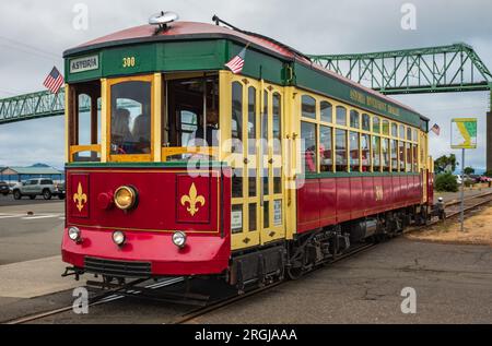 Astoria Riverfront Trolley con turisti in visita in città Astoria USA su vecchi binari ferroviari merci vicino al fiume Columbia Foto Stock