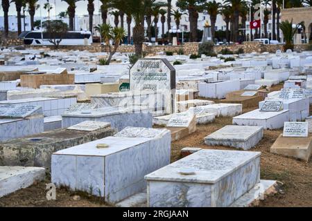 Monastir, Tunisia, 19 gennaio 2023: Lapidi in marmo bianco nel grande cimitero di Monastir Foto Stock