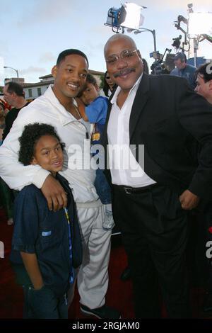 24 settembre 2016 - file - WILLIAM GOLDWYN 'BILL' NUNN III (20 ottobre 1952 - 24 settembre 2016) è stato un attore statunitense noto per i suoi ruoli di radio Raheem nel film di Spike Lee Do the Right Thing e Robbie Robertson nella trilogia cinematografica di Sam Raimi Spider-Man. Nella foto: 29 aprile 2002; Los Angeles, CA, USA; l'attore Will Smith con i figli Trey & Jaden e l'attore Bill Nunn alla prima di "Spiderman". (Immagine di credito: Robert Millard/ZUMAPRESS.com) SOLO USO EDITORIALE! Non per USO commerciale! Foto Stock