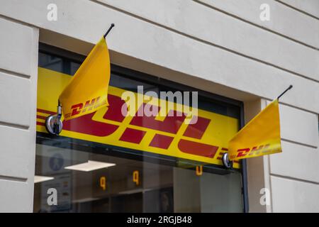 Milano , Italia - 08 07 2023 : marchio e cartello con il logo dhl sul negozio di ingresso della facciata Foto Stock