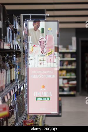 Finlandia Botanical Taste Best with Schweppes Pink Tonic, spot retroilluminato il 9 agosto 2023 a Praga, Repubblica Ceca. Foto Stock