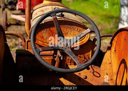 Robertsfors, Svezia - 10 giugno 2023: Volante di un antico trattore all'interno del museo Foto Stock