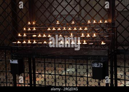 Candele votive in memoria di persone care che sono passate. Foto Stock