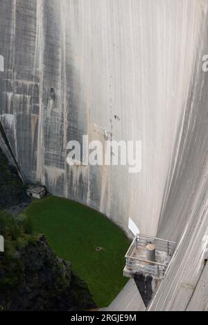 Svizzera, Canton Ticino, Luzzone, uomini che scalano la diga Foto Stock