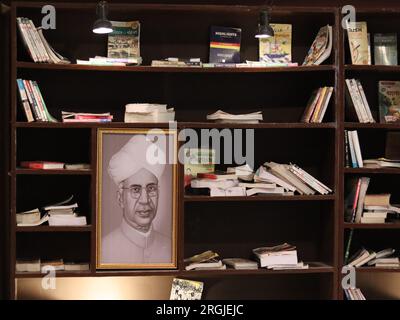 Scaffali della biblioteca con vecchie cornici fotografiche di libri con il Dr. Sarvepalli Radhakrishnan Foto Stock