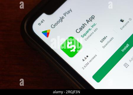 App Cash (in precedenza Square Cash) disponibile nell'App Store su iPhone. Cash App è un servizio di pagamento mobile che consente agli utenti di trasferire denaro utilizzando un'app Foto Stock