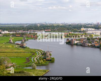 Foto aerea con drone dello Zaanse Schans. Qui potete trovare i tradizionali mulini a vento olandesi vicino al fiume Zaan a Zaandam. Foto Stock