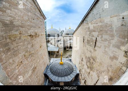 Vista della Moschea Blu e dei tetti del Sultano II Selim Turbesi dalla finestra di Hagia Sophia a Istanbul, Turchia Foto Stock