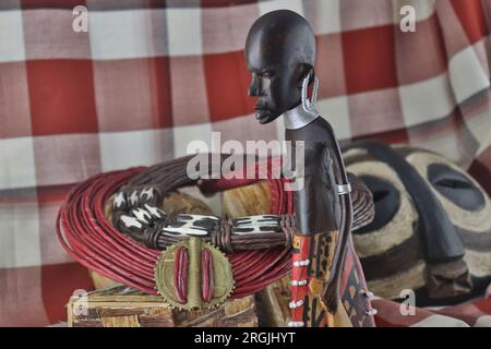 Collana tribale africana e souvenir, statuette sullo sfondo, fatti di manufatti africani, collezione privata Foto Stock