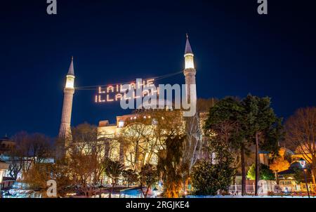 AYASOFYA. La grande Moschea di Hagia Sophia (in turco: Ayasofya-i Kebir Cami-i Serifi) a Istanbul, Turchia. Moschea con Mahya sul Ramadan. Foto Stock