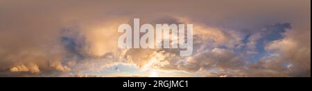 Panorama del cielo con nuvole dorate e luminose. Panorama sferico senza cuciture HDR 360. Full Zenith o Sky dome in visualizzazione 3D, Sky replacement per Foto Stock