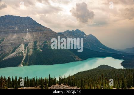 Il fumo proveniente da numerosi incendi nelle Montagne Rocciose canadesi si si trova nell'aria sopra il lago Peyto, il Banff National Park, Alberta, Canada Foto Stock