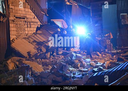 ZAPORIZHZHIA, UCRAINA - 9 AGOSTO 2023 - i soccorritori sono visti al lavoro sul luogo di un attacco missilistico russo che ha avuto luogo mercoledì sera, agosto Foto Stock