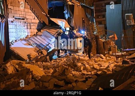 ZAPORIZHZHIA, UCRAINA - 9 AGOSTO 2023 - i soccorritori sono visti al lavoro sul luogo di un attacco missilistico russo che ha avuto luogo mercoledì sera, agosto Foto Stock