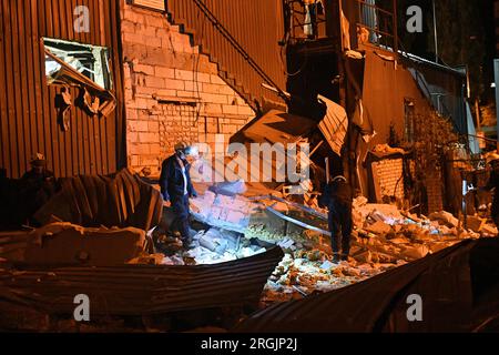 ZAPORIZHZHIA, UCRAINA - 9 AGOSTO 2023 - i soccorritori sono visti al lavoro sul luogo di un attacco missilistico russo che ha avuto luogo mercoledì sera, agosto Foto Stock