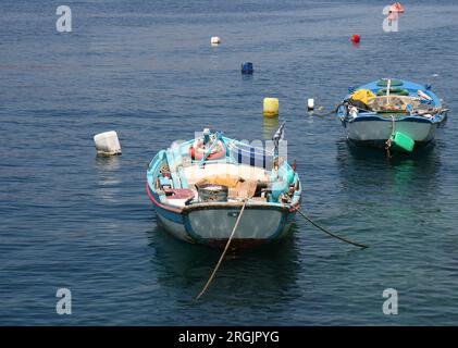 Barche da pesca e boe colorate greche a Symi, Grecia Foto Stock