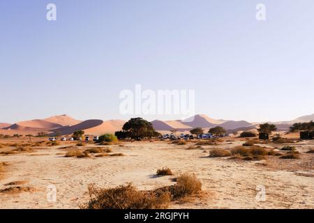 Veicoli 4x4 parcheggiati presso il parcheggio accanto al Sossusvlei Namibia Foto Stock