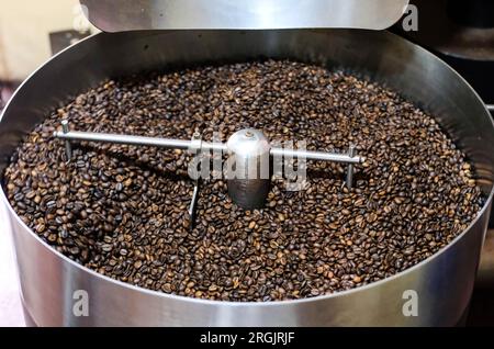 Kampala. 7 agosto 2023. Questa foto scattata il 7 agosto 2023 mostra i chicchi di caffè in un processo di tostatura in una torrefazione locale creata da Gerald Katabazi a Kampala, Uganda. PER ANDARE CON "Roundup: Le nazioni africane del caffè spingono per il commercio intra continentale di prodotti del caffè" credito: Hajarah Nalwadda/Xinhua/Alamy Live News Foto Stock