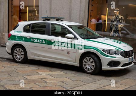 Milano , Italia - 08 08 2023 : polizia italia locale di milano City logo marchio e cartello di testo su fiat polizia locale pattuglia metropolitana locale Foto Stock