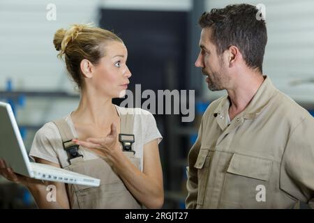 uomo e donna che discutono Foto Stock