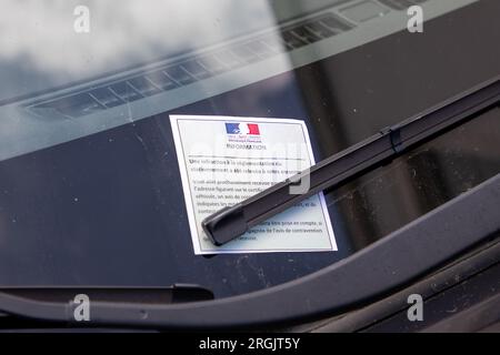 Bordeaux , Francia - 08 01 2023 : informazioni cartellino di testo del biglietto di parcheggio da parte del poliziotto polizia francese per violazione delle norme di parcheggio Foto Stock