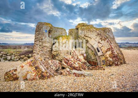 I resti crollati della martello Tower numero 19 presi su martello Towers and Ranges, Hythe, Kent Foto Stock