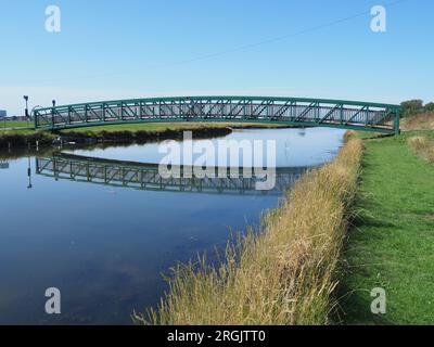 Sheerness, Kent, Regno Unito. 10 agosto 2023. Tempo nel Regno Unito: Una mattinata calda e soleggiata lungo il canale a Sheerness, Kent. Crediti: James Bell/Alamy Live News Foto Stock