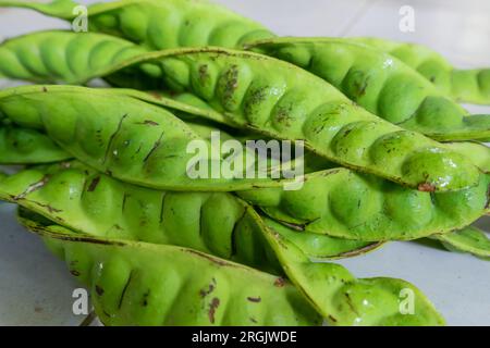 Crudo di petai o pete (Parkia speciosa). Di solito mangiato crudo e cotto, popolare con fagioli di nome o amari. Le piante di Pete crescono molto in Indonesia Foto Stock