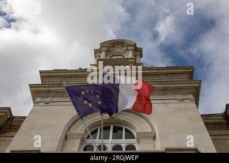 municipio nel centro di bonnes con bandiere europee francesi su un edificio in pietra Foto Stock