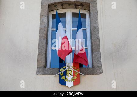 Bandiera francese e stemma testo rf repubblica francese di Francia nella facciata del municipio colori rosso blu bianco Foto Stock