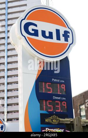 Holloway Head, Birmingham, 10 agosto 2023: I prezzi del carburante sono saliti a 151,9 pence per litro di benzina e a 153,9 pence per litro di gasolio in una stazione di rifornimento del Golfo nel centro di Birmingham. Nelle ultime settimane i prezzi della benzina sono aumentati e gli automobilisti già a corto di denaro sono stati costretti a sborsare ancora di più. Credito: Stop Press Media / Alamy Live News Foto Stock