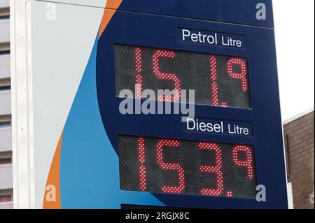 Holloway Head, Birmingham, 10 agosto 2023: I prezzi del carburante sono saliti a 151,9 pence per litro di benzina e a 153,9 pence per litro di gasolio in una stazione di rifornimento del Golfo nel centro di Birmingham. Nelle ultime settimane i prezzi della benzina sono aumentati e gli automobilisti già a corto di denaro sono stati costretti a sborsare ancora di più. Credito: Stop Press Media / Alamy Live News Foto Stock