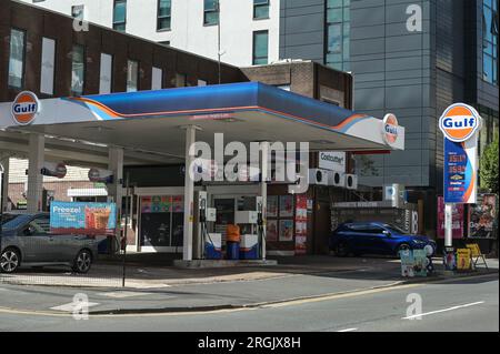 Holloway Head, Birmingham, 10 agosto 2023: I prezzi del carburante sono saliti a 151,9 pence per litro di benzina e a 153,9 pence per litro di gasolio in una stazione di rifornimento del Golfo nel centro di Birmingham. Nelle ultime settimane i prezzi della benzina sono aumentati e gli automobilisti già a corto di denaro sono stati costretti a sborsare ancora di più. Credito: Stop Press Media / Alamy Live News Foto Stock