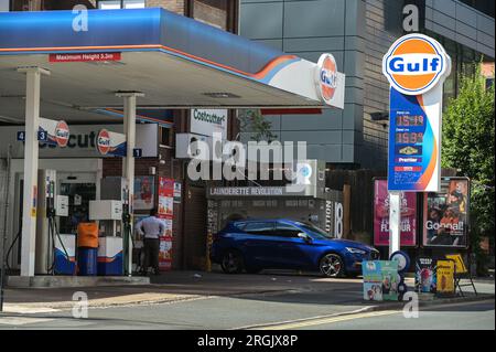 Holloway Head, Birmingham, 10 agosto 2023: I prezzi del carburante sono saliti a 151,9 pence per litro di benzina e a 153,9 pence per litro di gasolio in una stazione di rifornimento del Golfo nel centro di Birmingham. Nelle ultime settimane i prezzi della benzina sono aumentati e gli automobilisti già a corto di denaro sono stati costretti a sborsare ancora di più. Credito: Stop Press Media / Alamy Live News Foto Stock