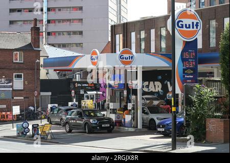 Holloway Head, Birmingham, 10 agosto 2023: I prezzi del carburante sono saliti a 151,9 pence per litro di benzina e a 153,9 pence per litro di gasolio in una stazione di rifornimento del Golfo nel centro di Birmingham. Nelle ultime settimane i prezzi della benzina sono aumentati e gli automobilisti già a corto di denaro sono stati costretti a sborsare ancora di più. Credito: Stop Press Media / Alamy Live News Foto Stock