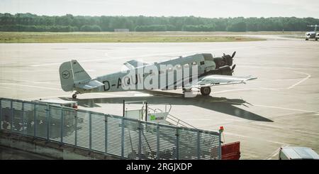 L'aereo storico Junkers 52 si trova all'aeroporto di Colonia-Bonn. Questo esatto aereo, indicativo di chiamata D-AQUI, è il più antico Ju 52 in volo esistente Foto Stock