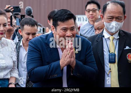 Bangkok, Thailandia. 10 agosto 2023. Vacharaesorn Vivacharawongse, il secondo figlio del re tailandese Maha Vajiralongkorn arriva al tempio buddista di Wat Yannawa a Bangkok. Vacharaesorn Vivacharawongse (42), secondo figlio del re tailandese Maha Vajiralongkorn, fece la sua prima visita in Thailandia dopo 27 anni di vita a bordo. Credito: SOPA Images Limited/Alamy Live News Foto Stock