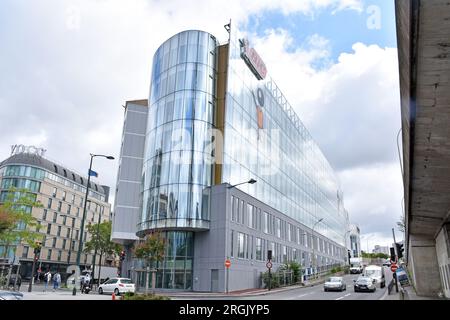 Il nuovo quartier generale globale appositamente costruito di BIC, accanto alla Périphérique a porte de Clichy, su un sito triangolare, con logo prominente Foto Stock