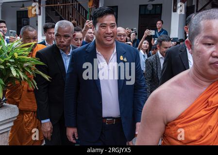 Bangkok, Thailandia. 10 agosto 2023. Vacharaesorn Vivacharawongse, il secondo figlio del re tailandese Maha Vajiralongkorn arriva al tempio buddista di Wat Yannawa a Bangkok. Vacharaesorn Vivacharawongse (42), secondo figlio del re tailandese Maha Vajiralongkorn, fece la sua prima visita in Thailandia dopo 27 anni di vita a bordo. (Foto di Peerapon Boonyakiat/SOPA Images/Sipa USA) credito: SIPA USA/Alamy Live News Foto Stock