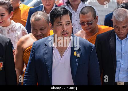 Bangkok, Thailandia. 10 agosto 2023. Vacharaesorn Vivacharawongse, il secondo figlio del re tailandese Maha Vajiralongkorn arriva al tempio buddista di Wat Yannawa a Bangkok. Vacharaesorn Vivacharawongse (42), secondo figlio del re tailandese Maha Vajiralongkorn, fece la sua prima visita in Thailandia dopo 27 anni di vita a bordo. (Foto di Peerapon Boonyakiat/SOPA Images/Sipa USA) credito: SIPA USA/Alamy Live News Foto Stock