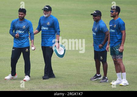 Da sinistra Mehidy Hasan Miraz, capo-allenatore Chandika Hathurusingha, allenatore di bowling spine Rangana Herath e Nazmul Hossain Shanto durante la Bangladesh na Foto Stock