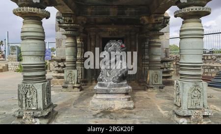 Scultura di Nandi di fronte al tempio Kaleshwara Swami, Hire Hadagali, Ballari, Karnataka, India Foto Stock