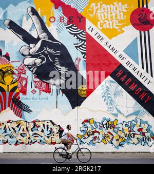 AMSTERDAM - il nuovo murale dell'artista di strada Shepard Fairey, sulla parete laterale dello STRAAT Museum. L'artista americano è meglio conosciuto per il suo famoso poster HOPE di Barack Obama. ANP SEM VAN DER WAL paesi bassi Out - belgio Out Foto Stock