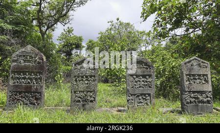 Pietre degli eroi vicino al tempio Trimurti Narayana, Bandalike, Shimoga, Karnataka, India Foto Stock