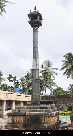 Vijaya Stumbha di fronte al Tempio di Madhukeshwara, Banavasi, Uttara Kannada, Karnataka, India Foto Stock